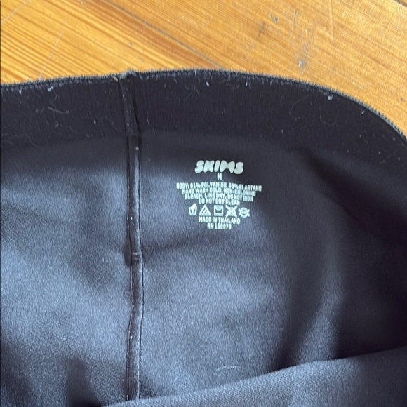 SKIMS Black Seamless Leggings - Picture 2 of 3